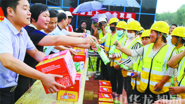 關愛農(nóng)民工 夏季送清涼