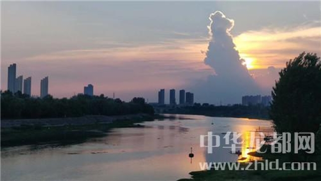 為了這朵云，周口人聚集在大慶路橋上……