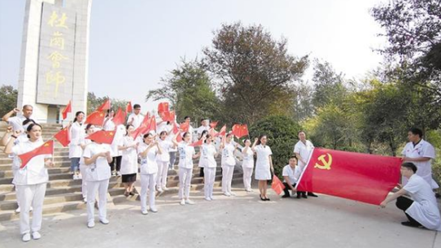 我市各縣市區(qū)黨員干部紛紛前往西華杜崗會(huì)師紀(jì)念館參觀(guān)學(xué)習(xí)