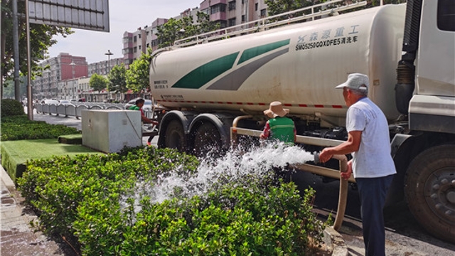 周口園林工人為綠化植物“消暑降溫