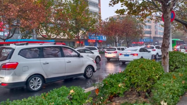 雨中道路擁堵，市民可繞行！